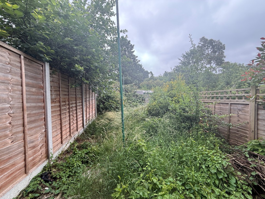 Lot: 158 - MID-TERRACE HOUSE FOR REFURBISHMENT - Garden
